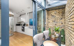 Trafalgar Square Arty Apartment